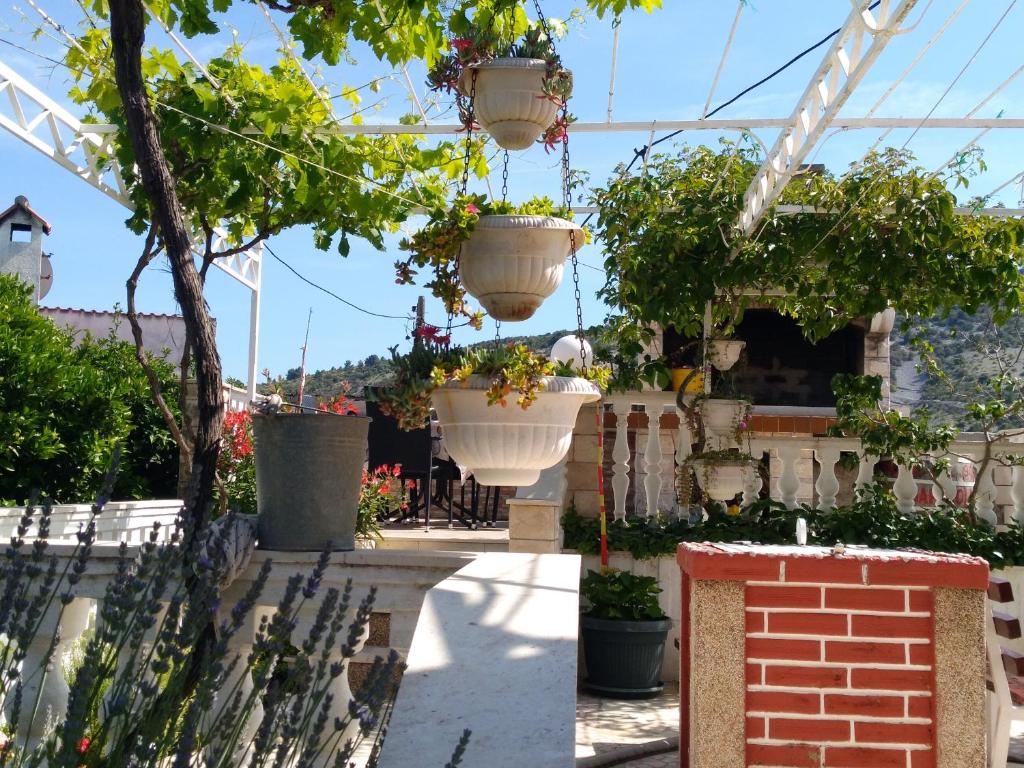 Vonkajšia záhrada v ubytovaní Romantic Apartment With Sea View Vinisce, Dalmatia