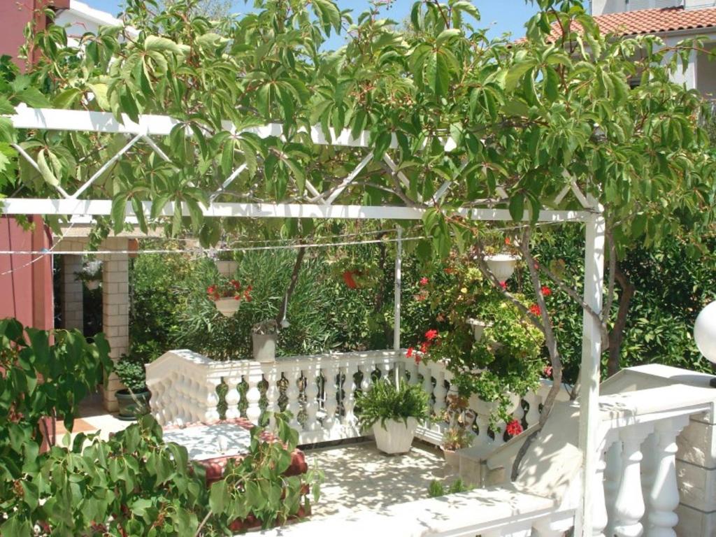 Vonkajšia záhrada v ubytovaní Romantic Apartment With Sea View Vinisce, Dalmatia