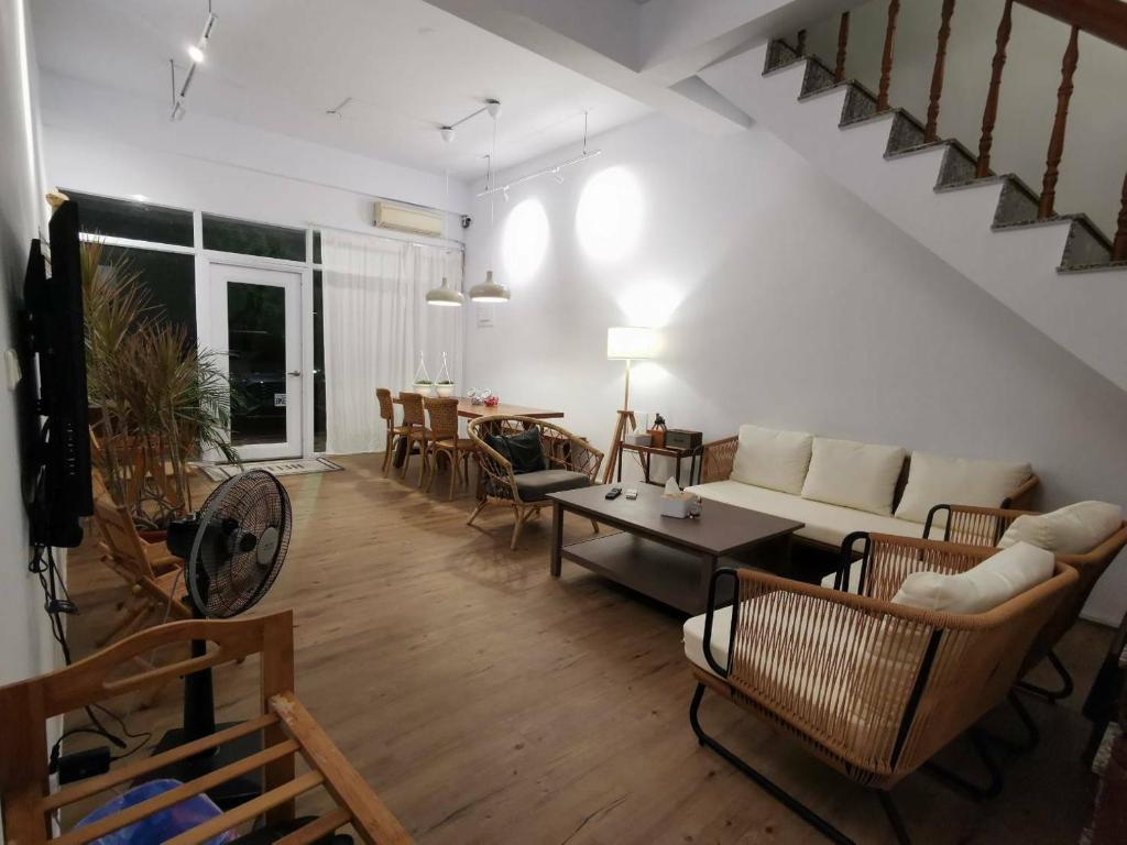 Posezení v ubytování Oasis Inn