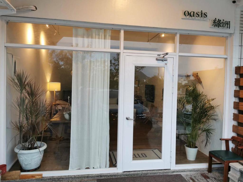 eine Glastür eines Ladens mit Pflanzen darin in der Unterkunft Oasis Inn in Altstadt von Hengchun