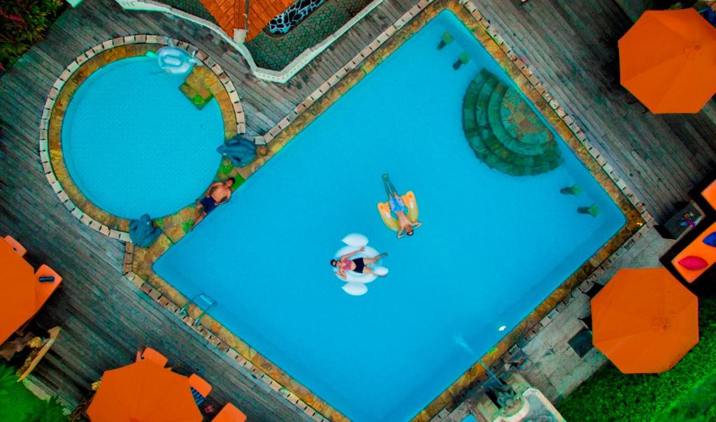 uma vista superior de uma piscina com pessoas nela em Bali Taman Lovina Resort & Spa Suites em Lovina