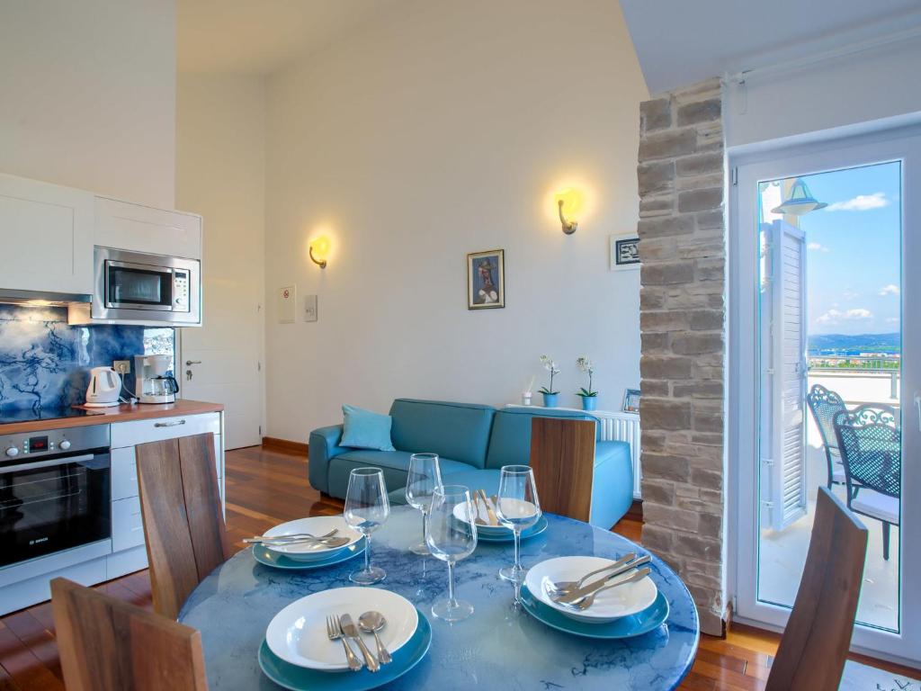 uma cozinha e uma sala de jantar com mesa e cadeiras em Modish Apartment in Murter with Bubble Bath em Murter