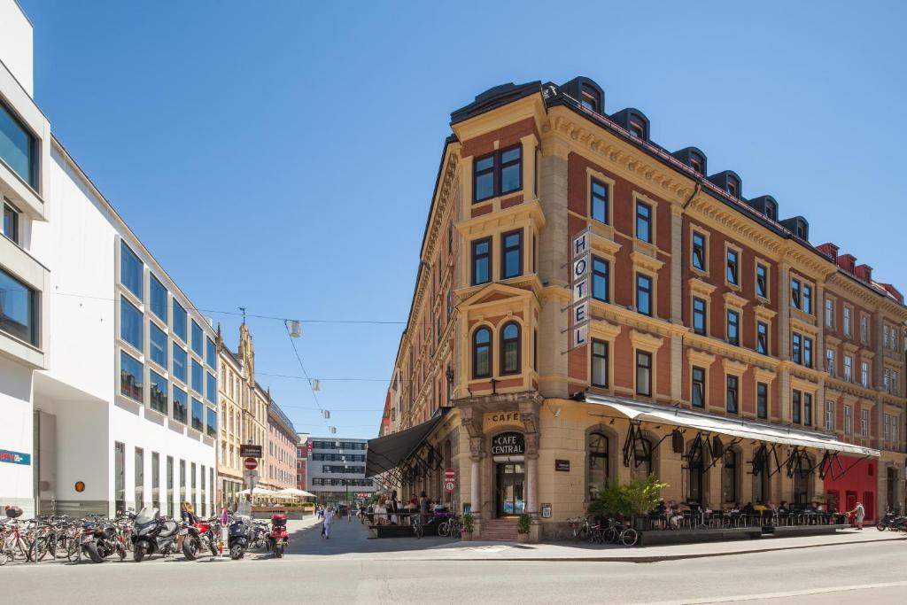 un edificio en la esquina de una calle de la ciudad en Hotel Central en Innsbruck