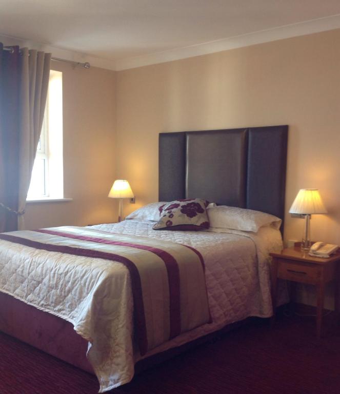 Postel nebo postele na pokoji v ubytování Fitzgeralds Hotel