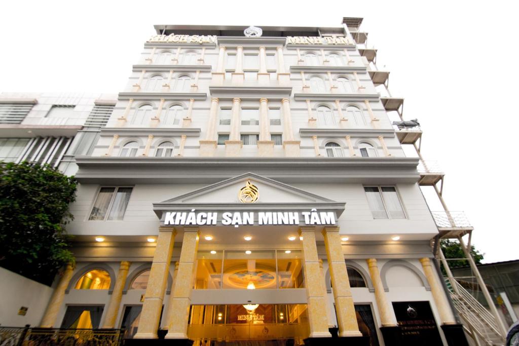 - un grand bâtiment blanc avec un panneau dans l'établissement Minh Tam Phu Nhuan Hotel & Spa, à Hô-Chi-Minh-Ville