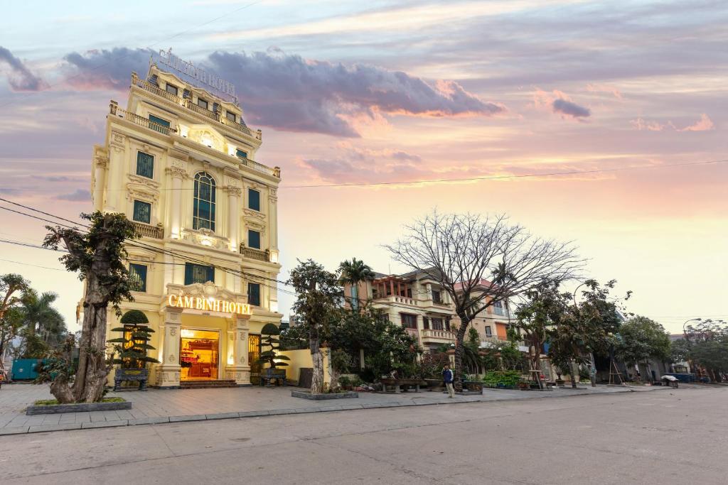 een gebouw op een straat in een stad bij Cẩm Bình Hotel in Quang Ninh