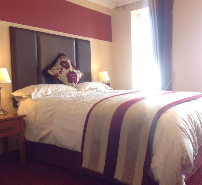 Postel nebo postele na pokoji v ubytování Fitzgeralds Hotel