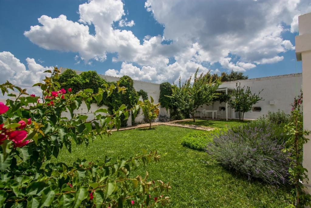 Vonkajšia záhrada v ubytovaní MASSERIA SCALEDDA