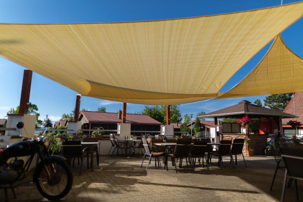 Restaurace v ubytování Aranypart Camping & Apartments