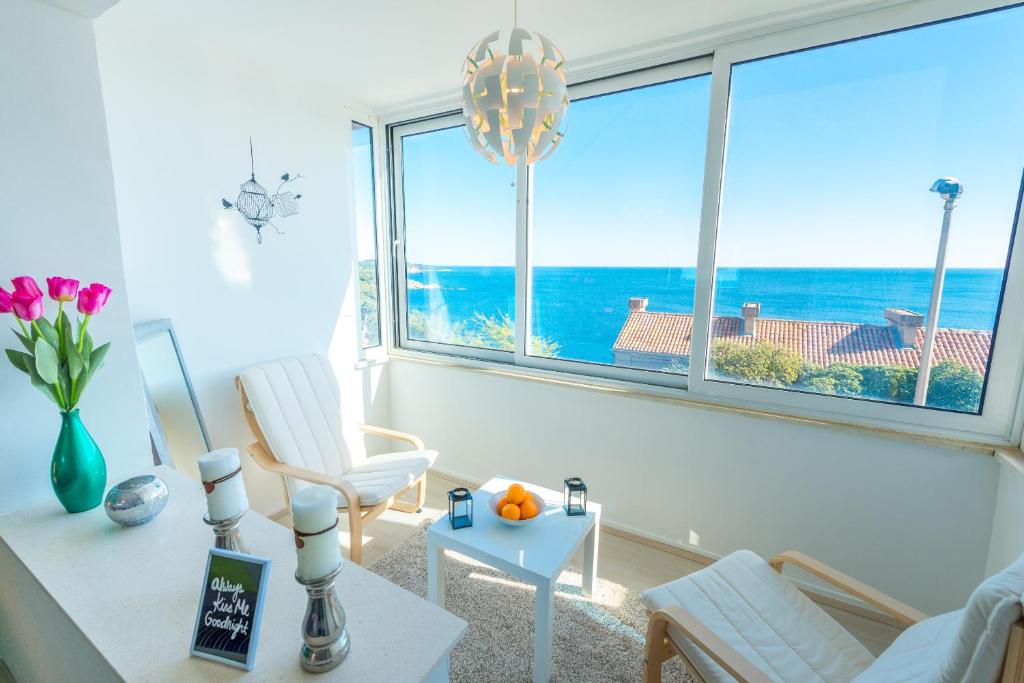 uma sala de estar com vista para o oceano em Apartment Butterfly em Dubrovnik