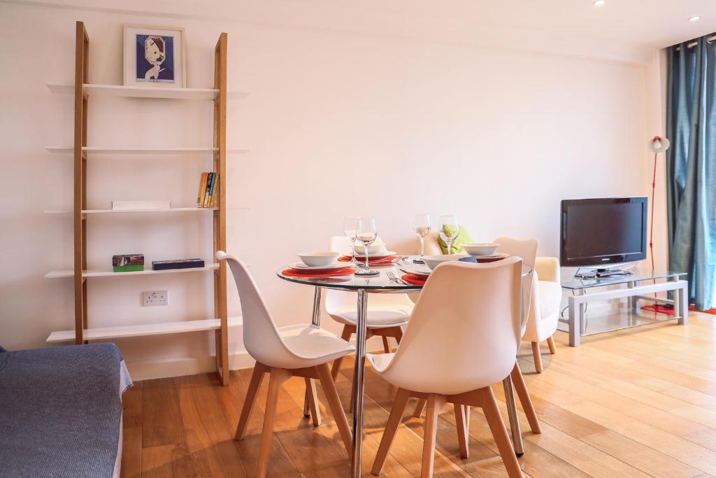 Bright and Modern Limehouse Apartment