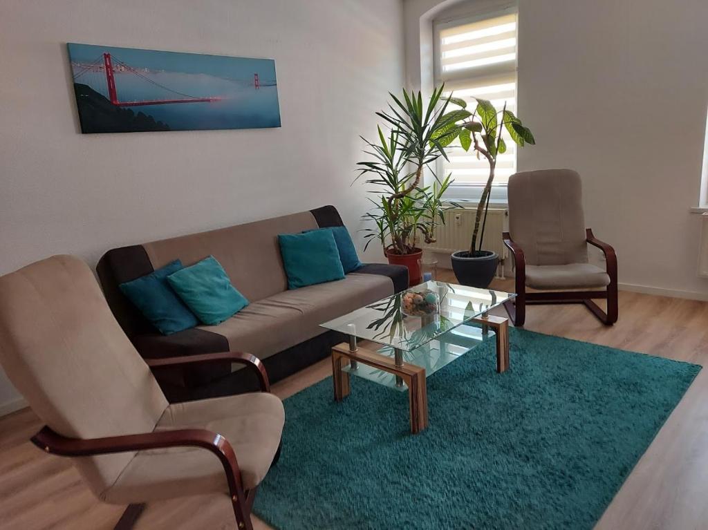 sala de estar con sofá y 2 sillas en Apartments Irena Burkert, en Chemnitz