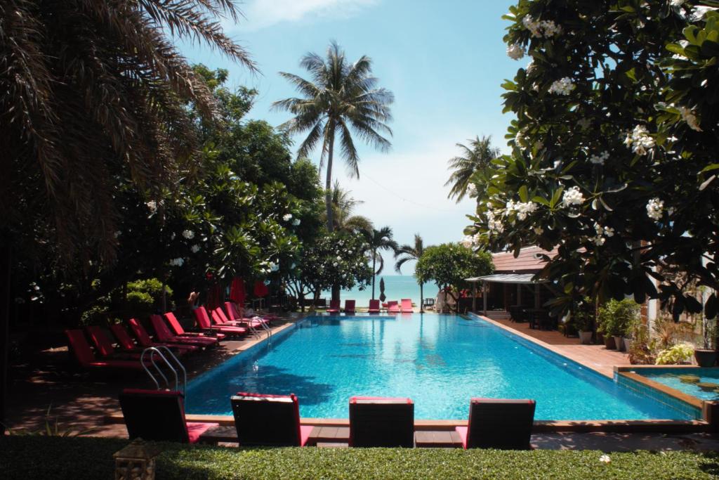 a view of the pool at the resort at Tommy Resort in Haad Rin