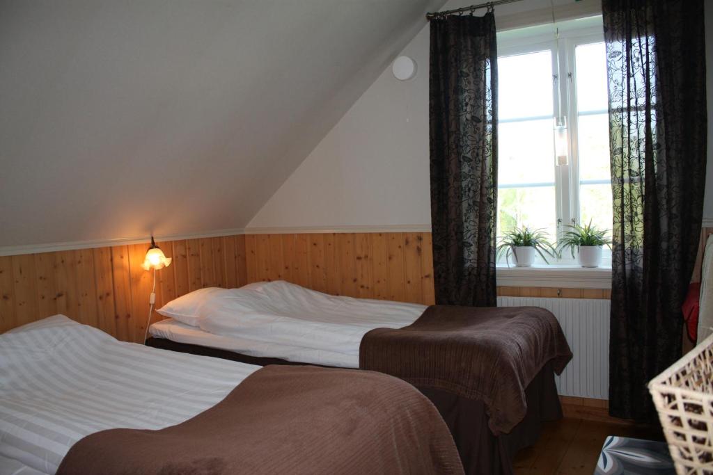 Postel nebo postele na pokoji v ubytování Gällared 710 - Bed & Kitchen
