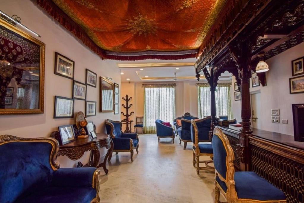 - un salon avec des chaises bleues et un plafond dans l'établissement Viaan - Boutique Hotel In Udaipur, à Udaipur