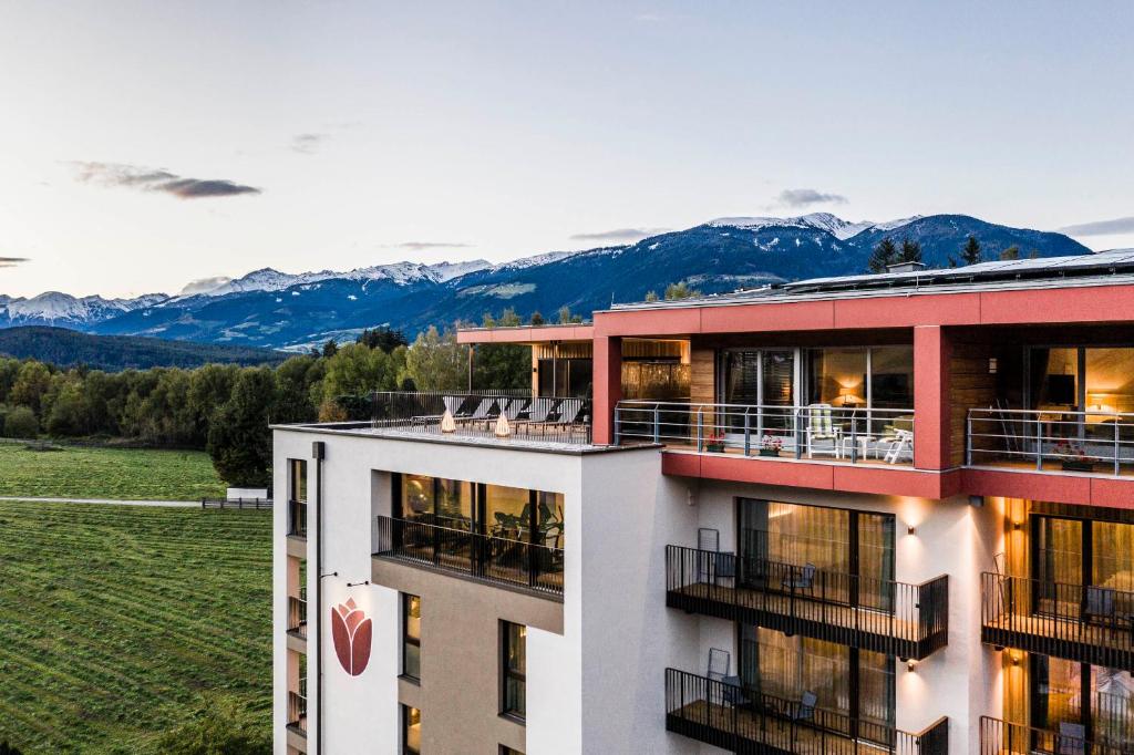 Nespecifikovaný výhled na hory nebo výhled na hory při pohledu z hotelu