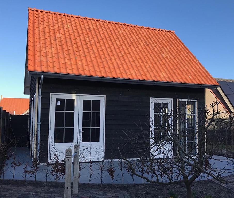 an orange roofed house with an orange roof at D'n Wasschappelsen Engel Windkracht 11 in Westkapelle