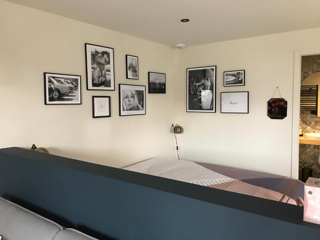 Au 689 - Housity