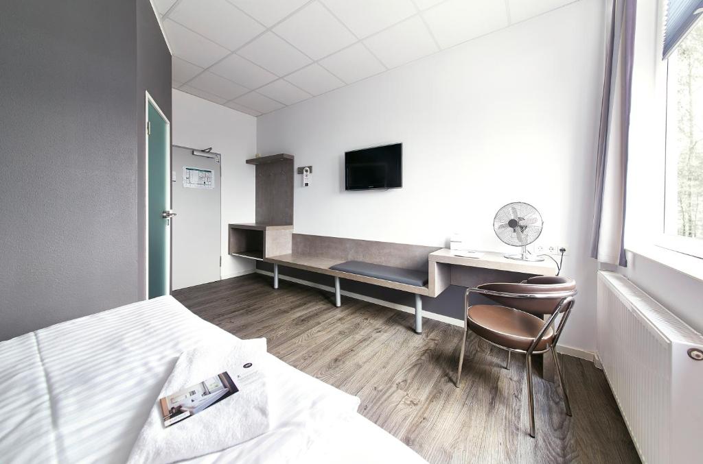 TV a/nebo společenská místnost v ubytování Road House Hotel