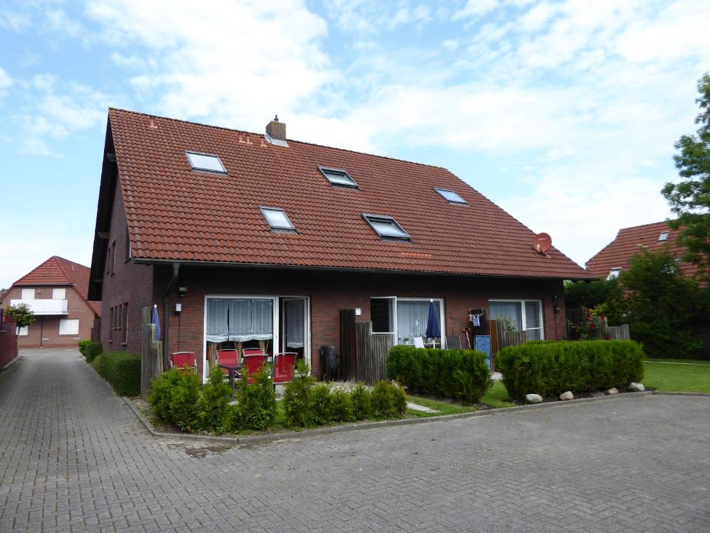 ノルトダイヒにあるCarmen u. Rudolf Lutzの赤い屋根の家
