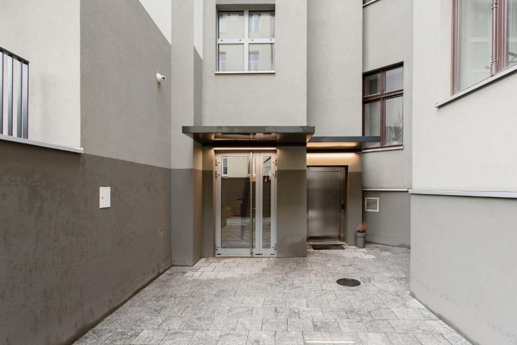 an entrance to a building with a glass door at Luksusowy apartament Hercena7 w sercu miasta in Wrocław