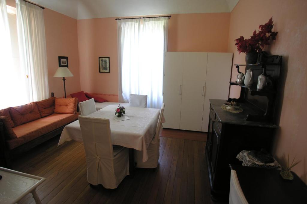 Televízia a/alebo spoločenská miestnosť v ubytovaní Villa D'Azeglio