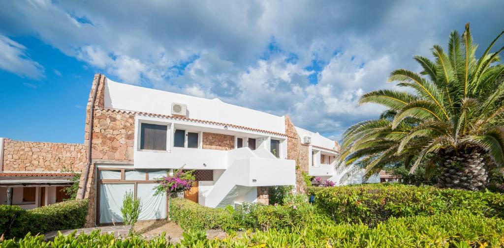 een huis met een palmboom ervoor bij Casa Piccy in Porto Istana