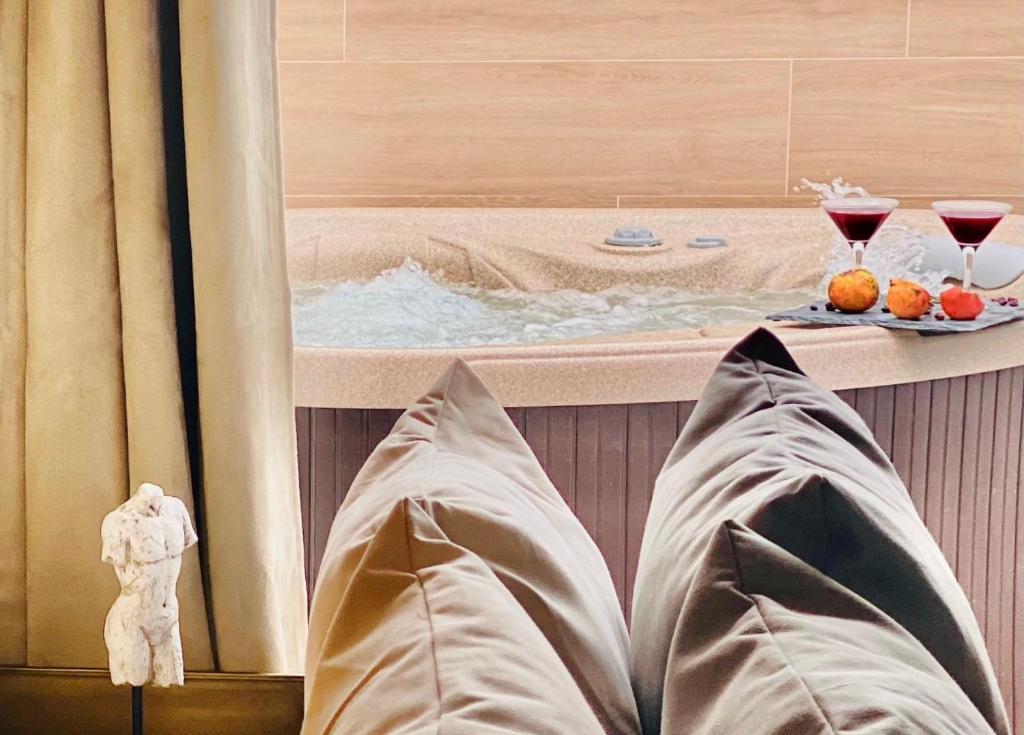una persona tumbada frente a una bañera de hidromasaje en Canaryislandshost l The Secret Suites, en Playa Honda