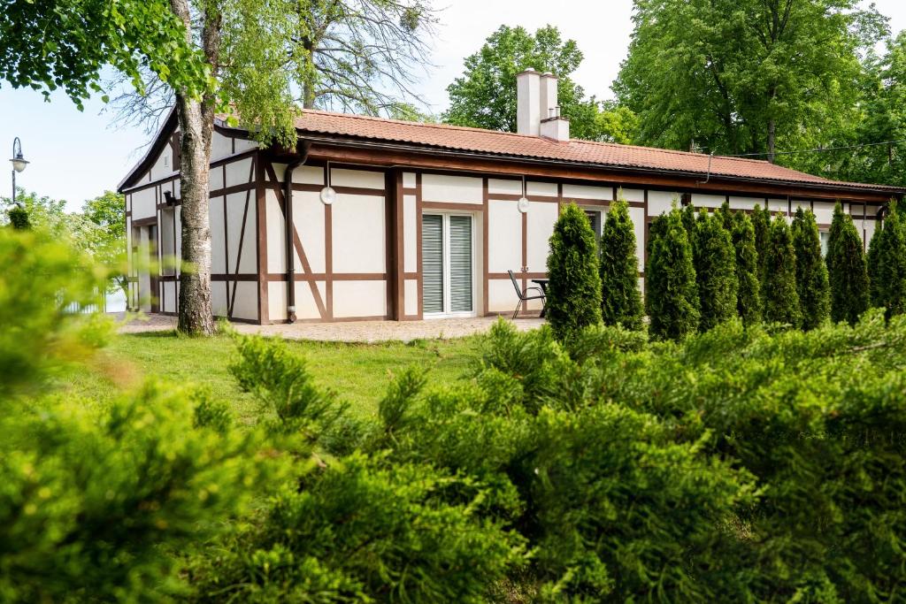Vonkajšia záhrada v ubytovaní Apartament pod Grotem z Widokiem na Jezioro, Oczy Mazur
