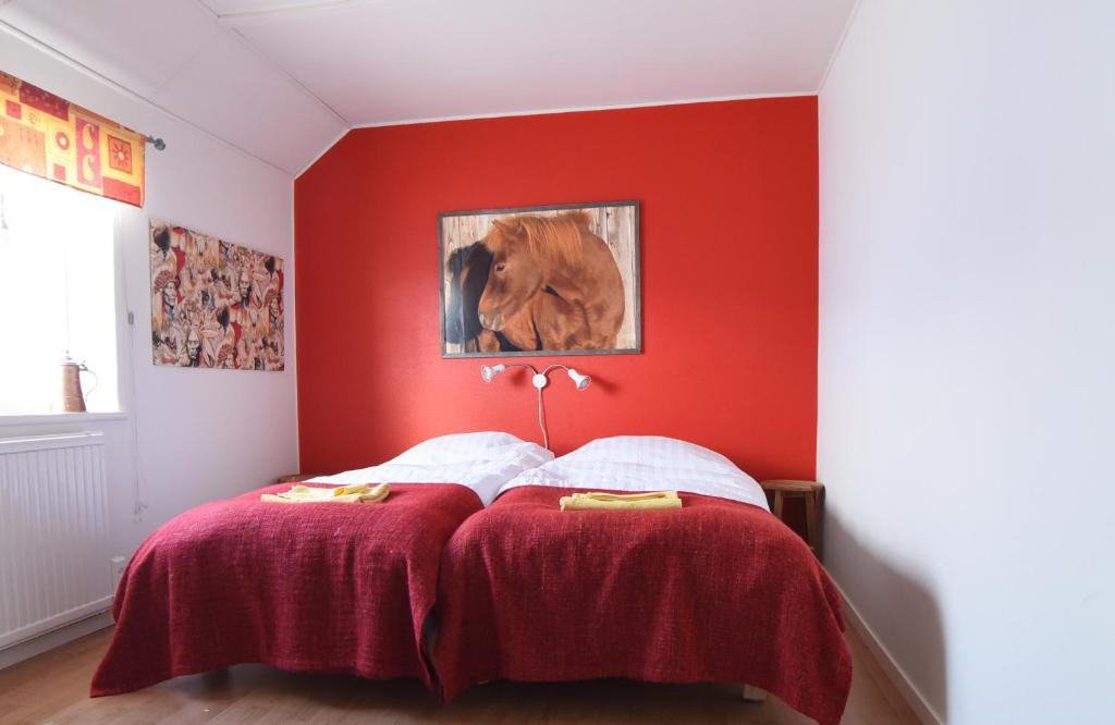 Säng eller sängar i ett rum på Ofelaš Islandshästar & Guideservice