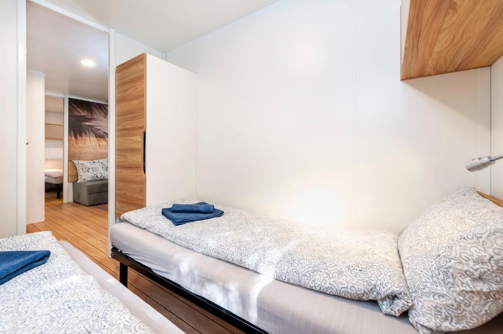 Posteľ alebo postele v izbe v ubytovaní FantaSea Mobile Home Porton Biondi