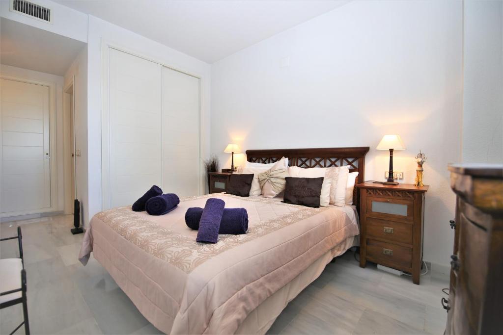 Posteľ alebo postele v izbe v ubytovaní Estepona Port Apartment FLO