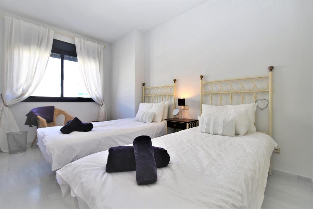 Posteľ alebo postele v izbe v ubytovaní Estepona Port Apartment FLO