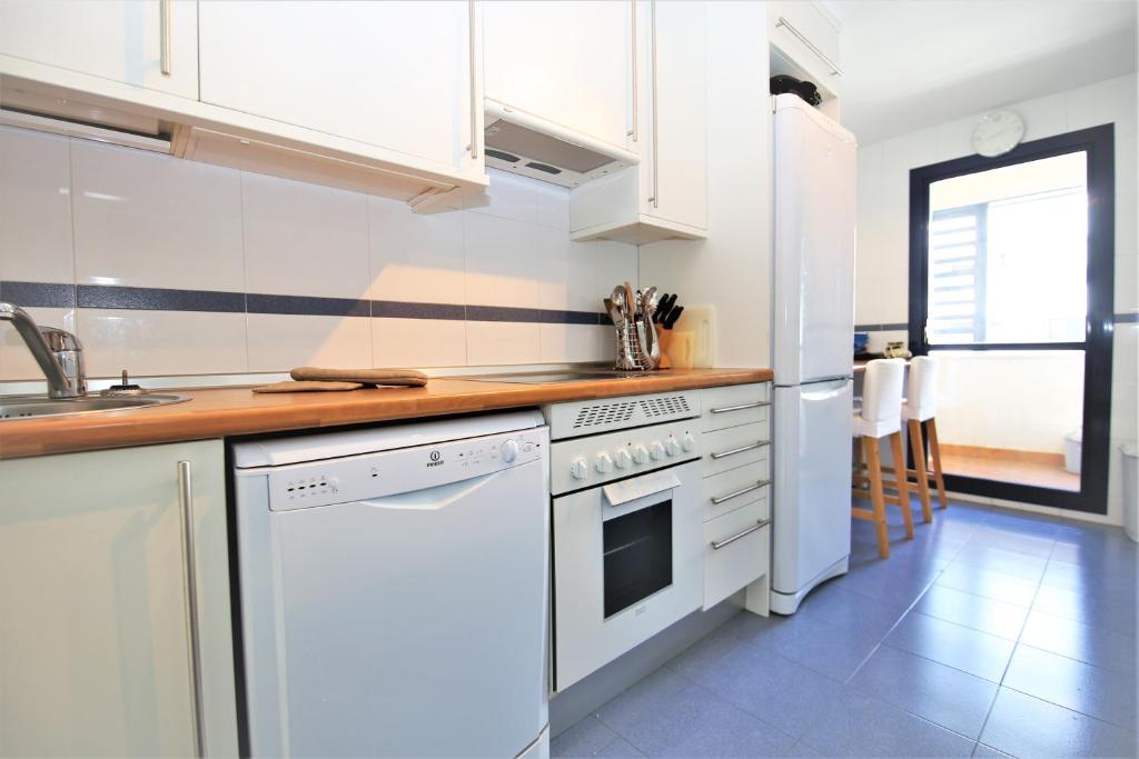 Kuchyňa alebo kuchynka v ubytovaní Estepona Port Apartment FLO