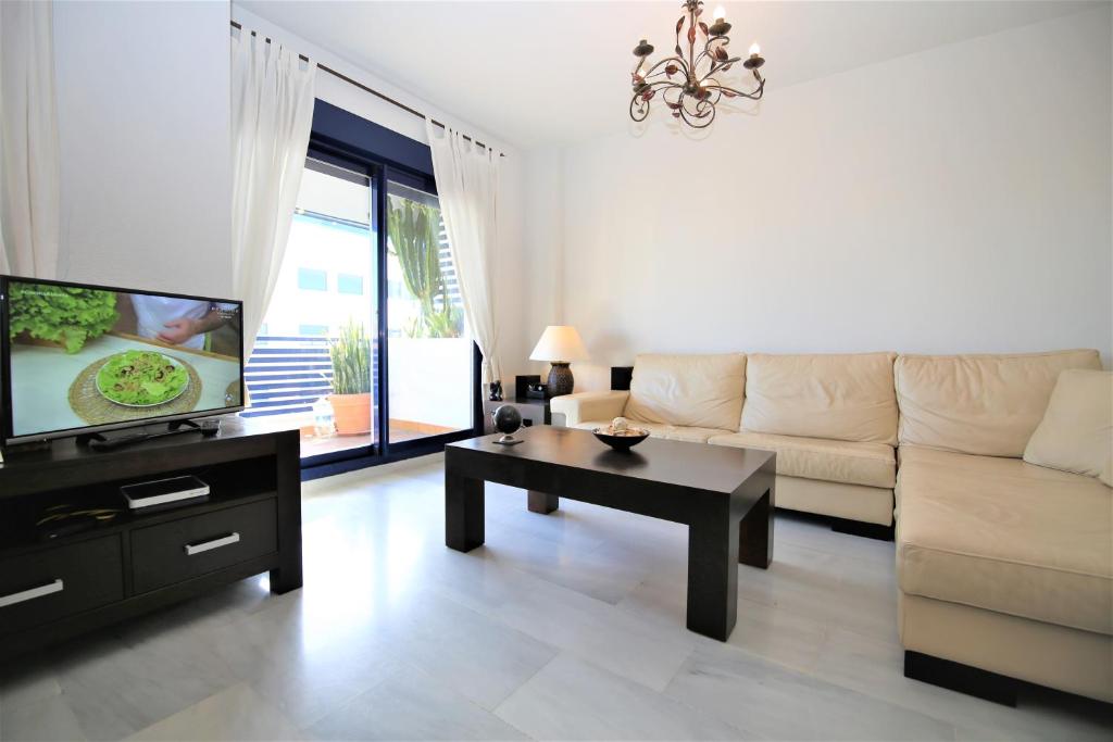 Televízia a/alebo spoločenská miestnosť v ubytovaní Estepona Port Apartment FLO