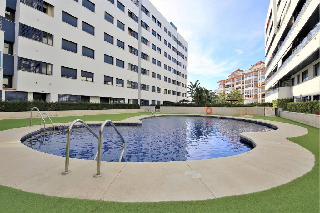 - une piscine au milieu d'un bâtiment dans l'établissement Estepona Port Apartment FLO, à Estepona