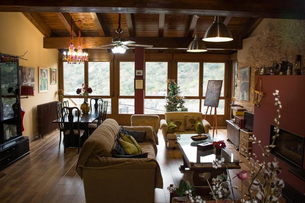 ein Wohnzimmer mit einem Sofa und einem Tisch in der Unterkunft CASA CASTAÑÉ in Puente de Domingo Flórez