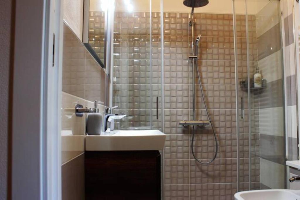 Łazienka w obiekcie Iola Rooms - Q9416