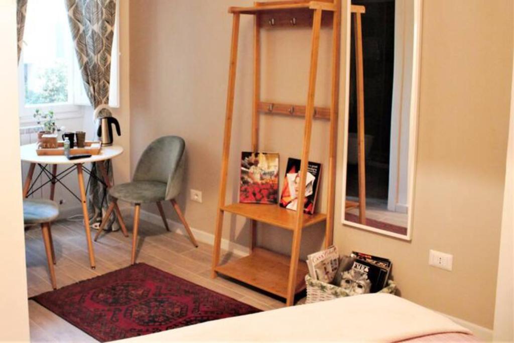 Pokój z półką na książki, stołem i krzesłem w obiekcie Iola Rooms - Q9416 w Cagliari