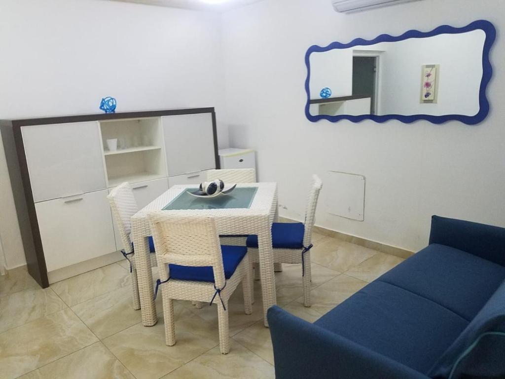 TV a/nebo společenská místnost v ubytování Kitewind Apartamentos Cabarete