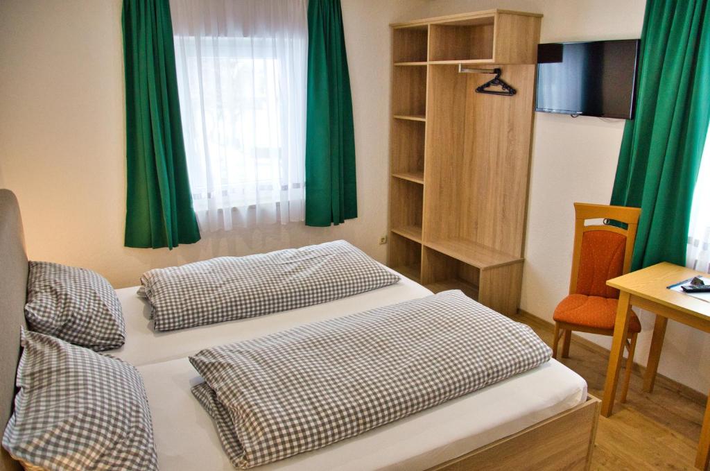 Postel nebo postele na pokoji v ubytování Hotel Gasthof Altmann