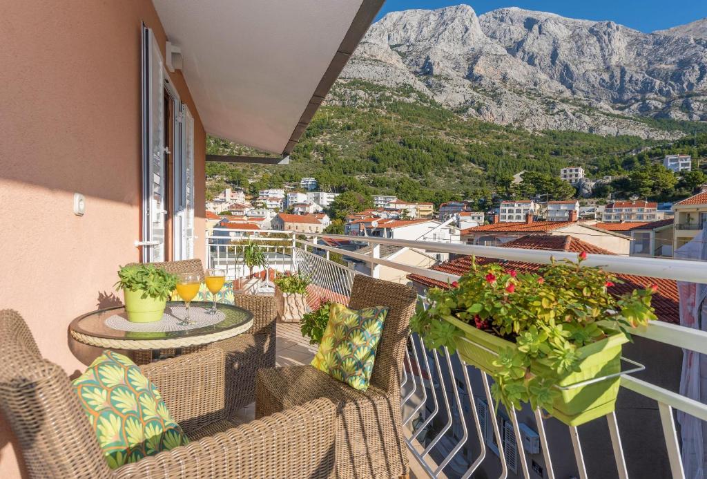 einen Balkon mit Stühlen und Stadtblick in der Unterkunft Apartments Luce in Baška Voda