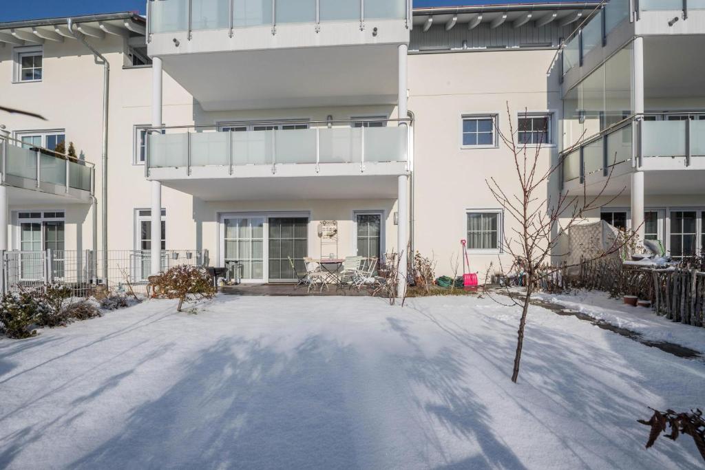 an empty parking lot in front of a building at Ferienwohnung Lausbub in Otterfing