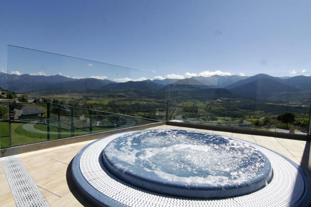 uma banheira de hidromassagem com vista para as montanhas em Cerdanya EcoResort em Prullans