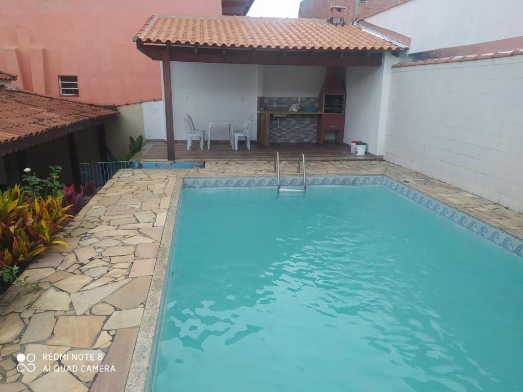 einen Pool im Hinterhof eines Hauses in der Unterkunft Casa 3 quartos com Piscina em Itatiaia in Itatiaia