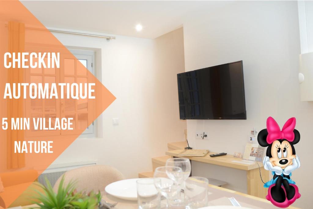 sala de estar con mesa, TV y comedor en Self Checkin Automatique - 9 min Disney - LE MINNIE - COSYRENTING, en Villeneuve-le-Comte