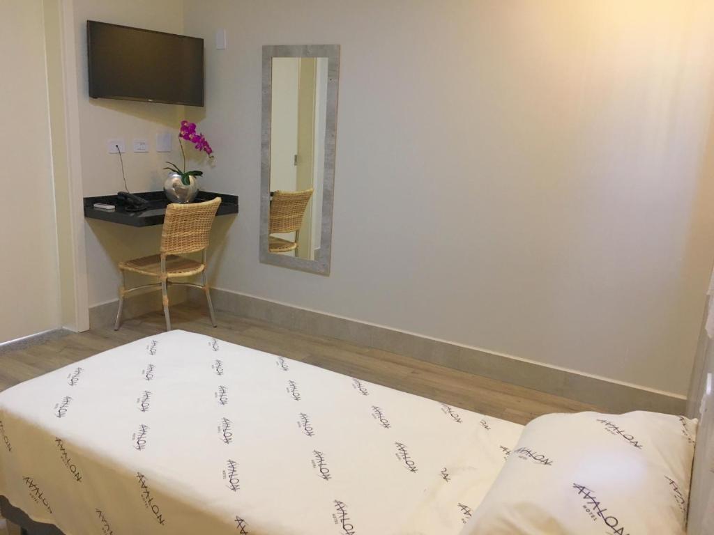 Postel nebo postele na pokoji v ubytování Hotel Avalon Maringá Econômico
