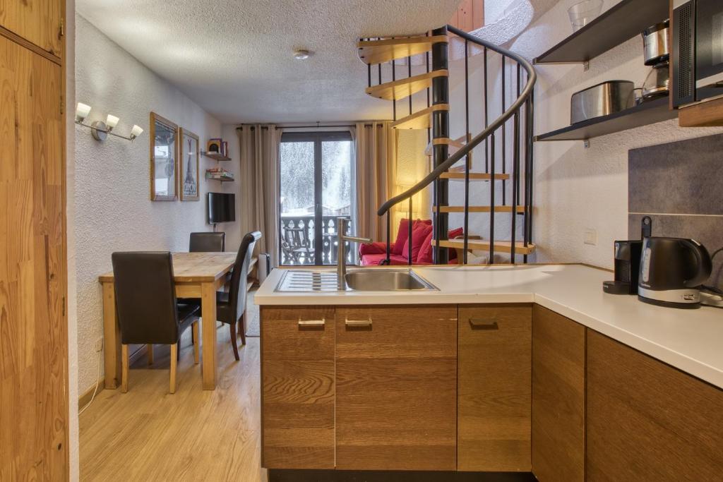 cocina con fregadero y mesa de comedor en Apartment Petit Dru, en Chamonix-Mont-Blanc