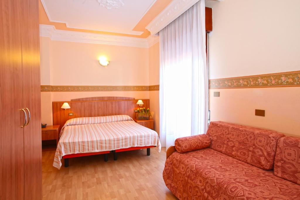 A bed or beds in a room at Hotel Smeraldo