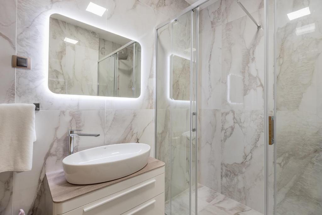 Athos Square Apartments - One-Bedroom Apartment